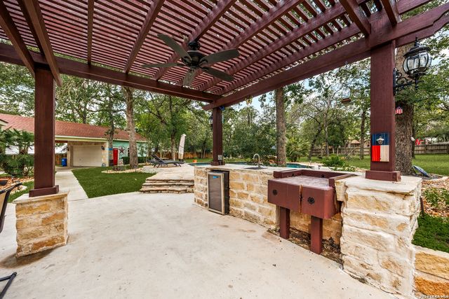 304 Forest Country Dr, La Vernia, TX 78121