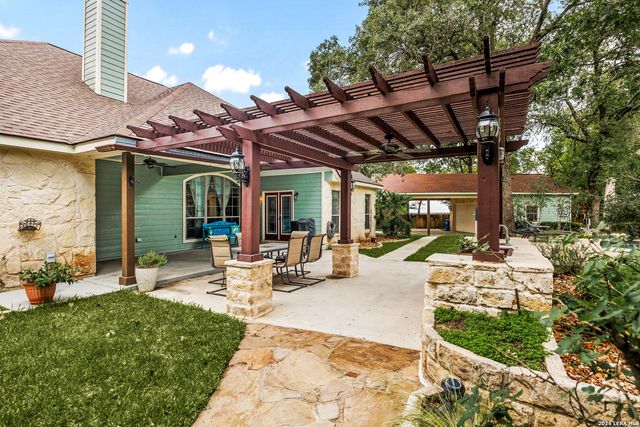 304 Forest Country Dr, La Vernia, TX 78121