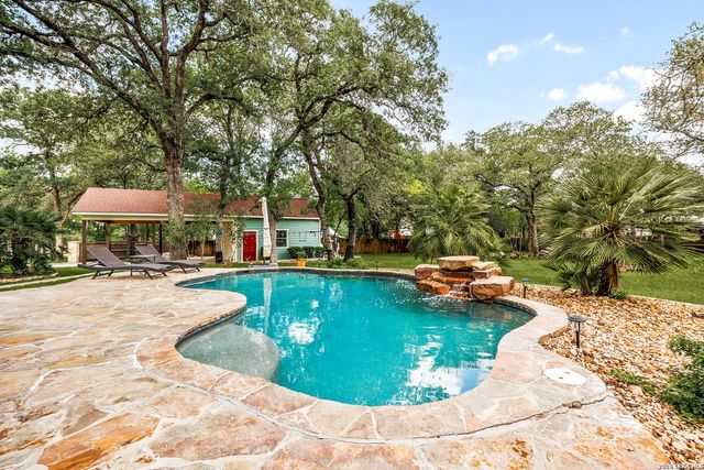 304 Forest Country Dr, La Vernia, TX 78121