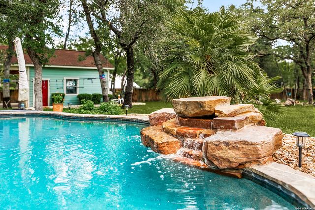 304 Forest Country Dr, La Vernia, TX 78121