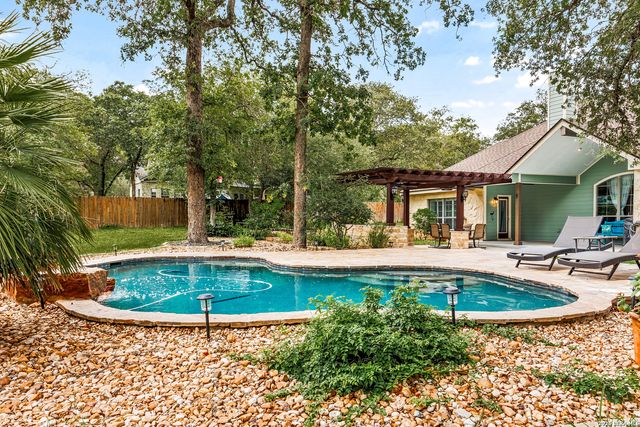304 Forest Country Dr, La Vernia, TX 78121