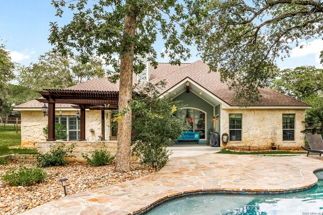 304 Forest Country Dr, La Vernia, TX 78121