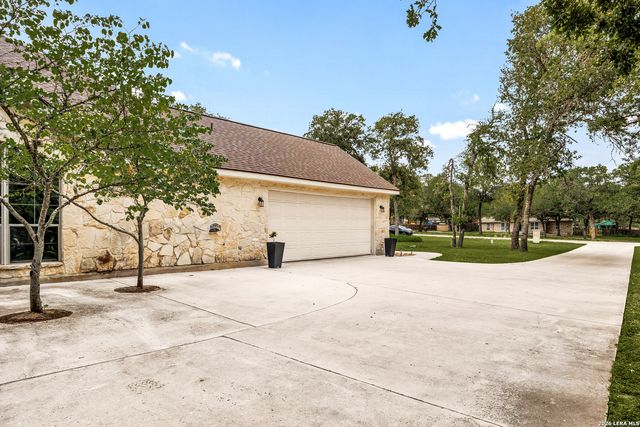 304 Forest Country Dr, La Vernia, TX 78121