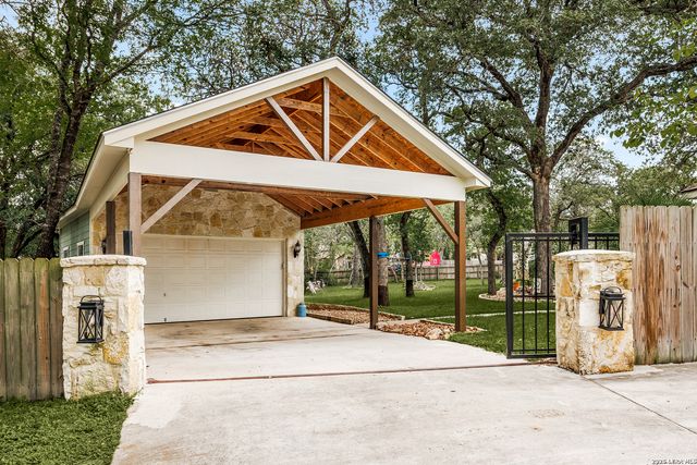 304 Forest Country Dr, La Vernia, TX 78121