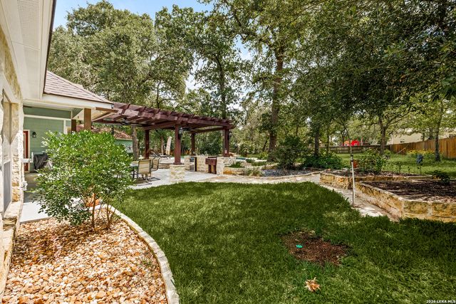 304 Forest Country Dr, La Vernia, TX 78121
