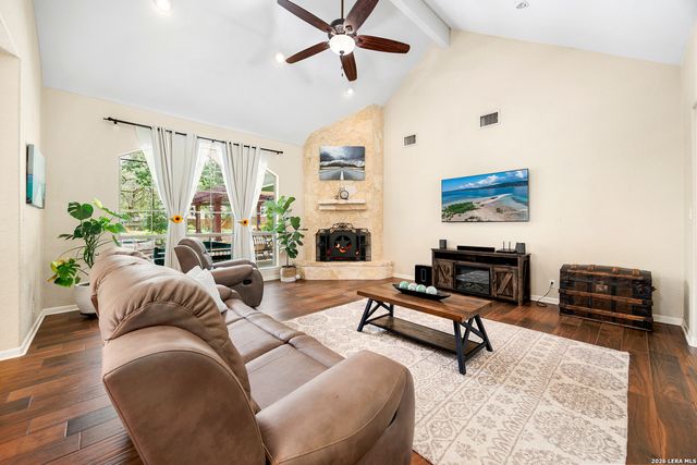 304 Forest Country Dr, La Vernia, TX 78121
