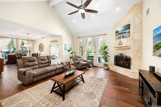 304 Forest Country Dr, La Vernia, TX 78121