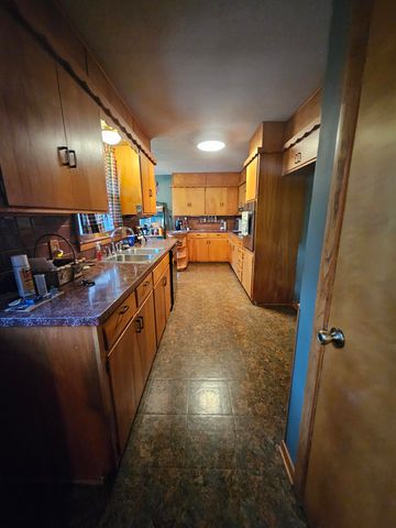 537 Aullwood Rd, Salina, KS 67401