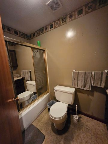 537 Aullwood Rd, Salina, KS 67401