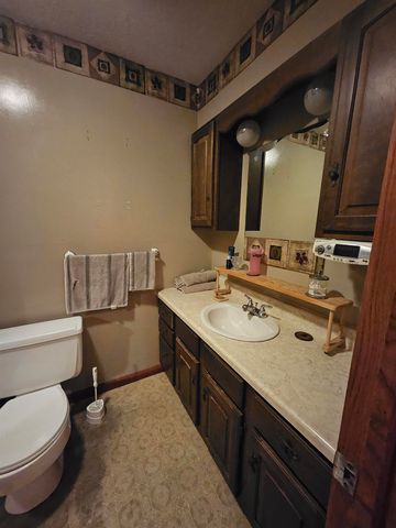 537 Aullwood Rd, Salina, KS 67401