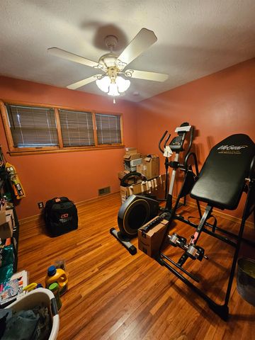 537 Aullwood Rd, Salina, KS 67401