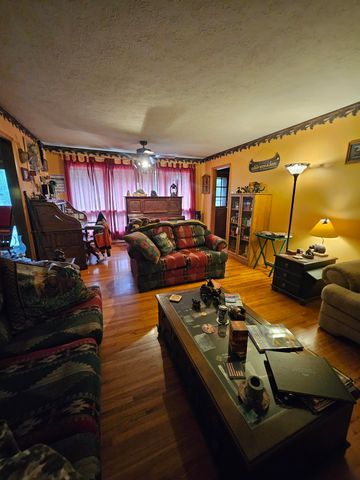 537 Aullwood Rd, Salina, KS 67401