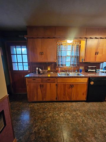 537 Aullwood Rd, Salina, KS 67401