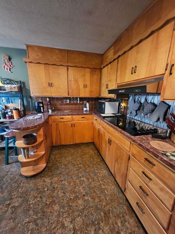 537 Aullwood Rd, Salina, KS 67401
