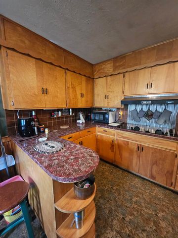 537 Aullwood Rd, Salina, KS 67401