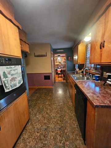 537 Aullwood Rd, Salina, KS 67401