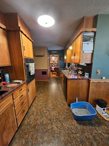 537 Aullwood Rd, Salina, KS 67401