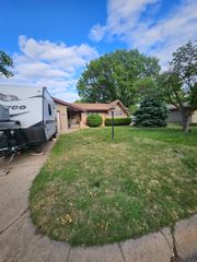 537 Aullwood Rd, Salina, KS 67401