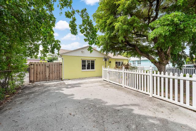 318 W Mango Street W, Lantana, FL 33462
