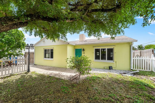 318 W Mango Street W, Lantana, FL 33462