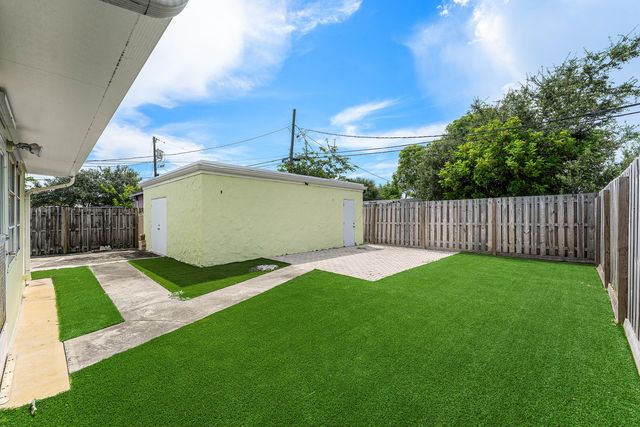 318 W Mango Street W, Lantana, FL 33462