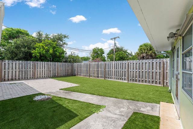 318 W Mango Street W, Lantana, FL 33462
