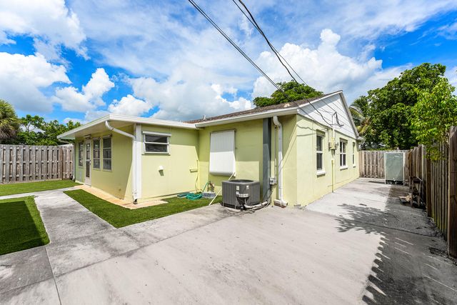 318 W Mango Street W, Lantana, FL 33462