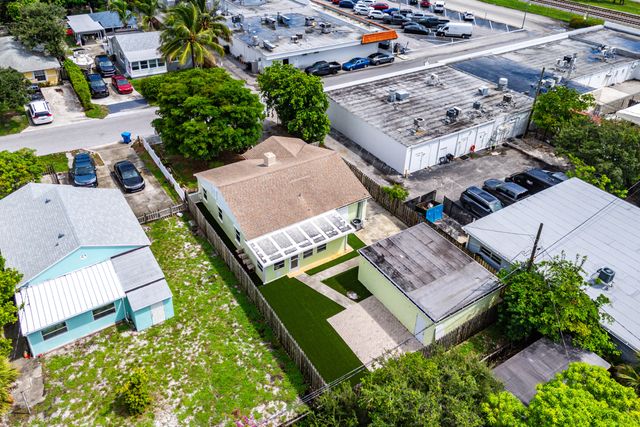 318 W Mango Street W, Lantana, FL 33462