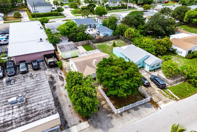 318 W Mango Street W, Lantana, FL 33462