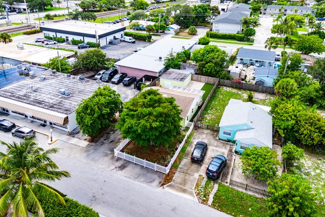 318 W Mango Street W, Lantana, FL 33462