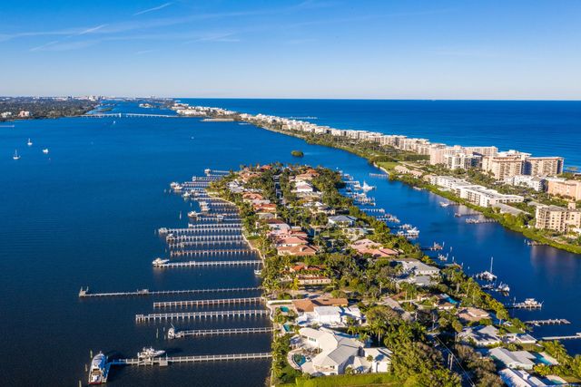 318 W Mango Street W, Lantana, FL 33462
