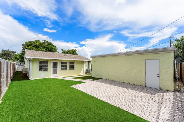 318 W Mango Street W, Lantana, FL 33462