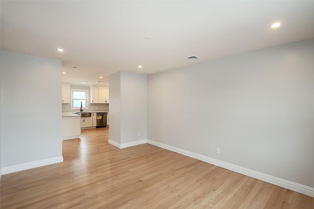 482 S 5th Street, Lindenhurst, NY 11757