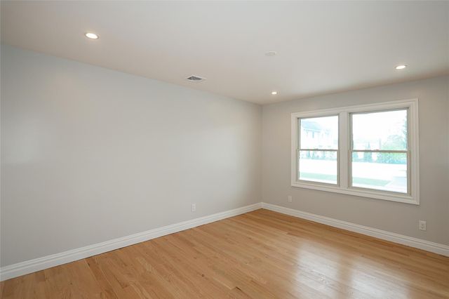 482 S 5th Street, Lindenhurst, NY 11757