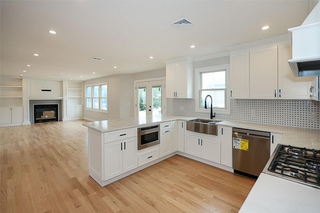 482 S 5th Street, Lindenhurst, NY 11757