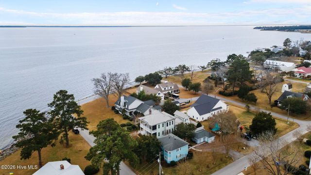 203 Vandemere Street, Oriental, NC 28571