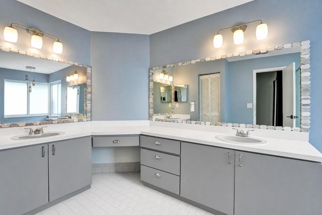 1711 W Oak Knoll Circle, Davie, FL 33324