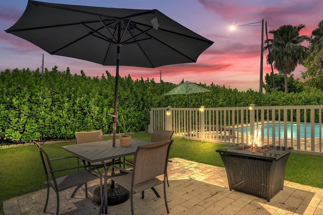 1711 W Oak Knoll Circle, Davie, FL 33324