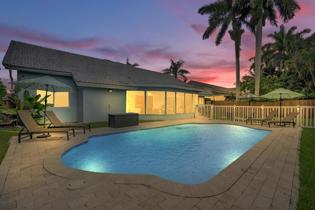 1711 W Oak Knoll Circle, Davie, FL 33324