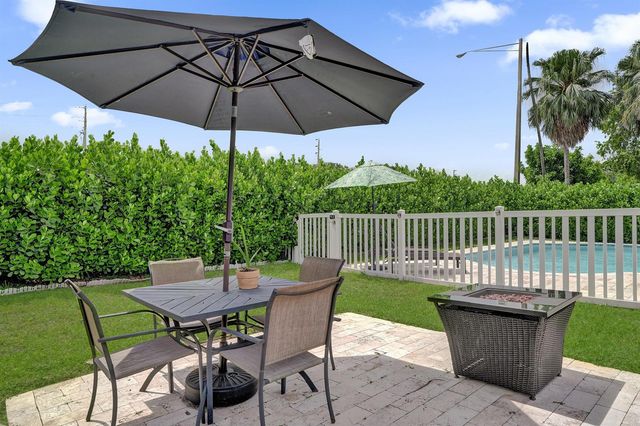 1711 W Oak Knoll Circle, Davie, FL 33324