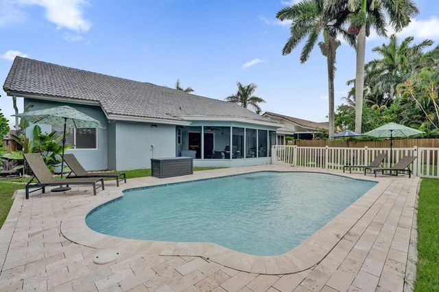 1711 W Oak Knoll Circle, Davie, FL 33324
