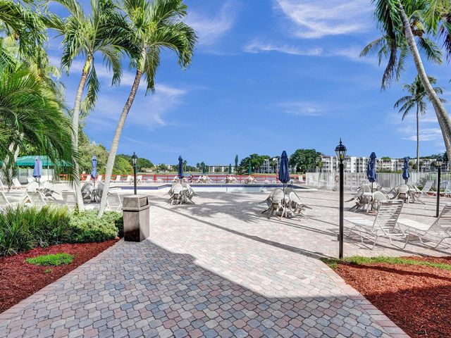 1711 W Oak Knoll Circle, Davie, FL 33324