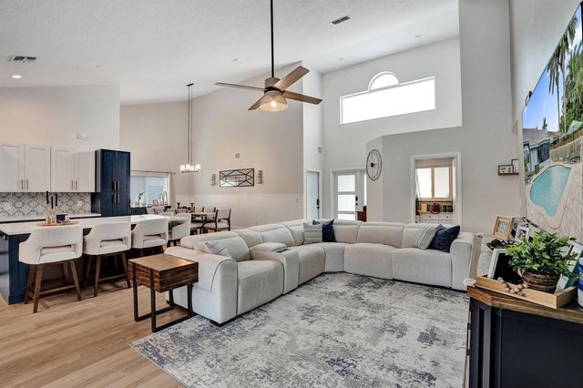 1711 W Oak Knoll Circle, Davie, FL 33324