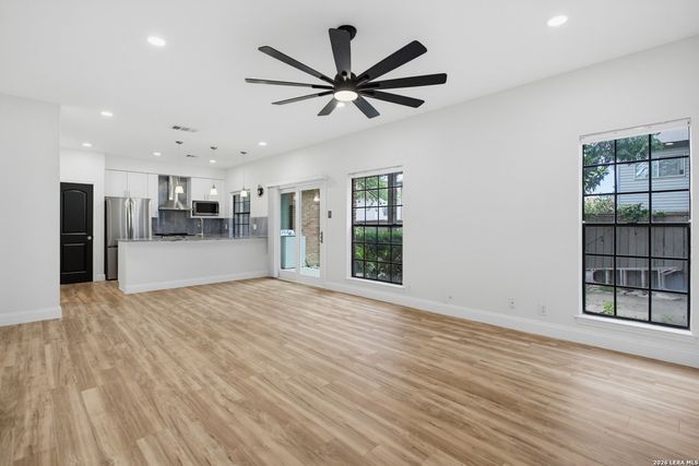 69 Chapel Hill Cir, San Antonio, TX 78240