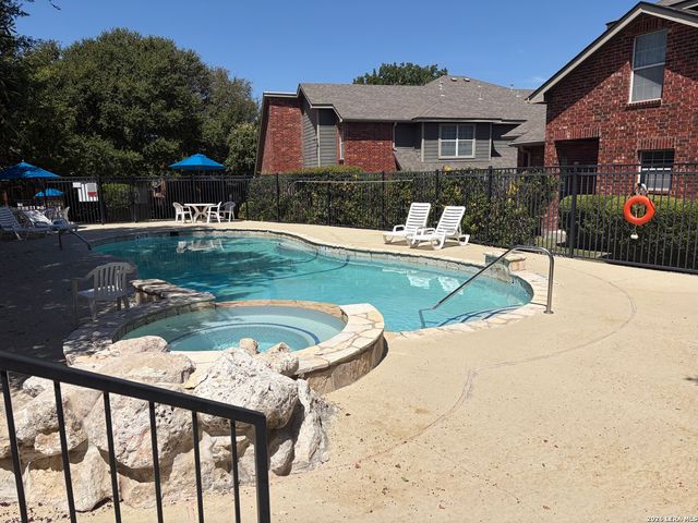 69 Chapel Hill Cir, San Antonio, TX 78240