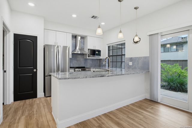 69 Chapel Hill Cir, San Antonio, TX 78240