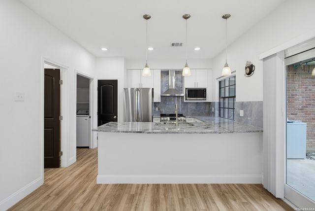 69 Chapel Hill Cir, San Antonio, TX 78240
