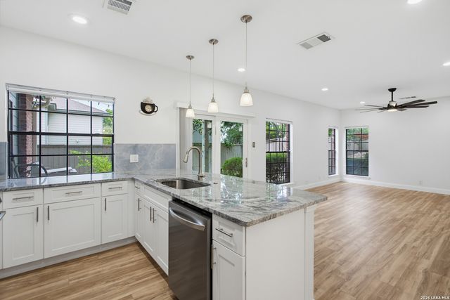69 Chapel Hill Cir, San Antonio, TX 78240