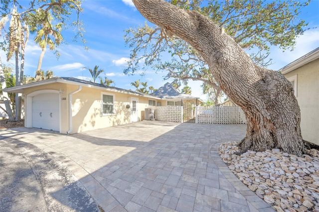 1358 MOONMIST DRIVE B4, Sarasota, FL 34242