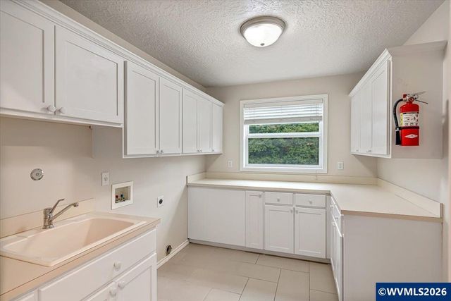 2470 Crestmont Cir S, Salem, OR 97302